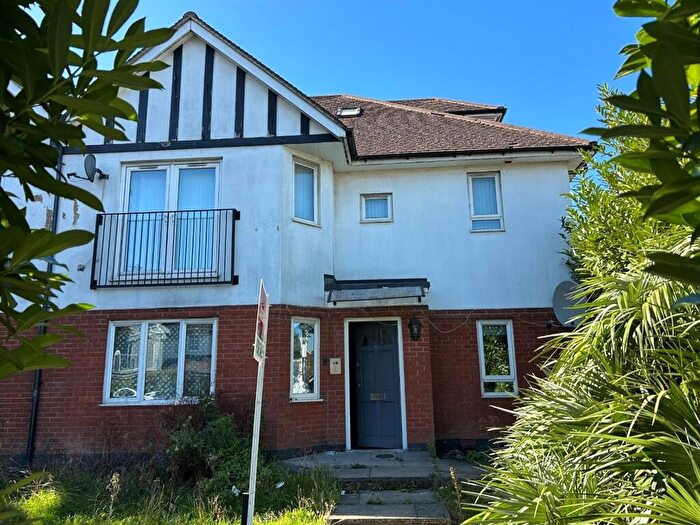 2 Bedroom Flat For Sale In Edgwarebury Gardens, Edgware, HA8