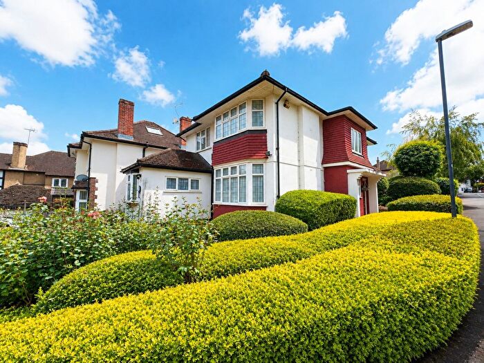 4 Bedroom Detached House For Sale In Crest View, Pinner, HA5