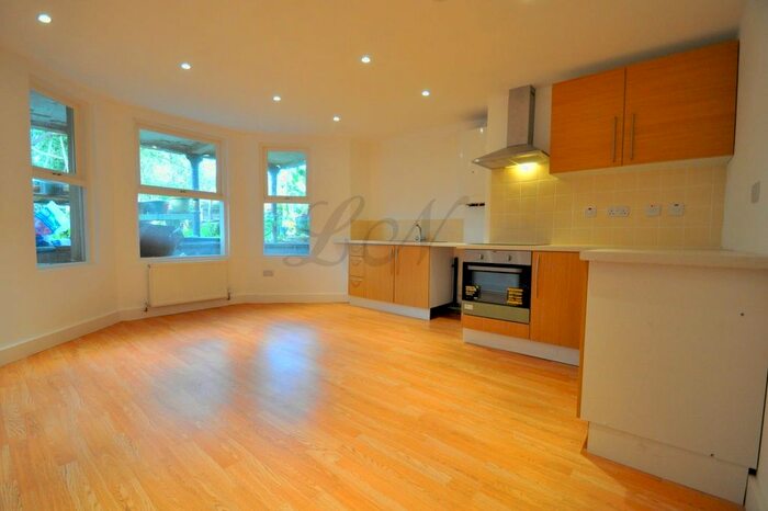 3 Bedroom Flat To Rent In Wickham Road, Brockley, SE4