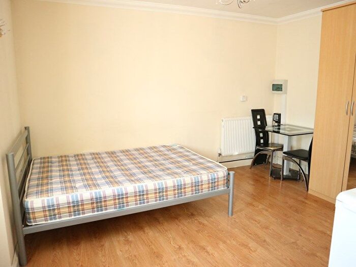 Studio To Rent In Hanger Lane, London, Greater London, W5