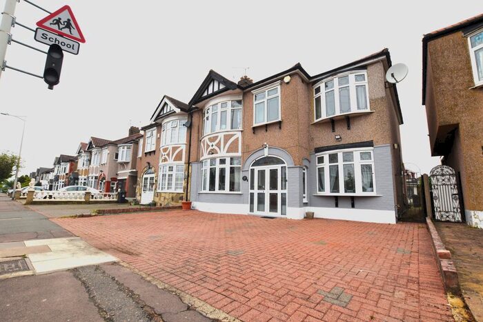 5 Bedroom Semi-Detached House To Rent In Longwood Gardens, Ilford, IG5