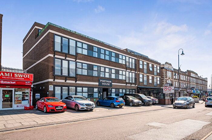2 Bedroom Flat For Sale In Victoria Road, Romford, RM1