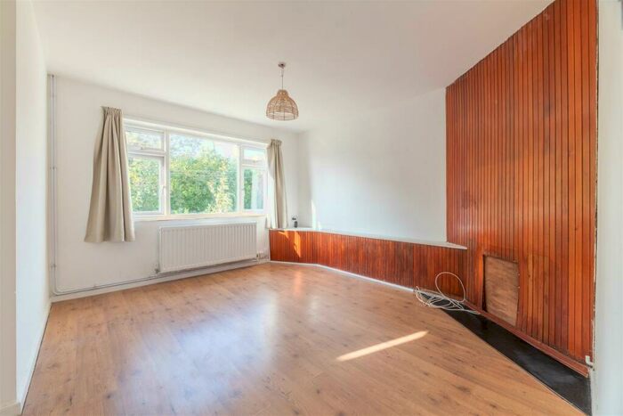 2 Bedroom Flat To Rent In Madeira Grove, Woodford Green, IG8