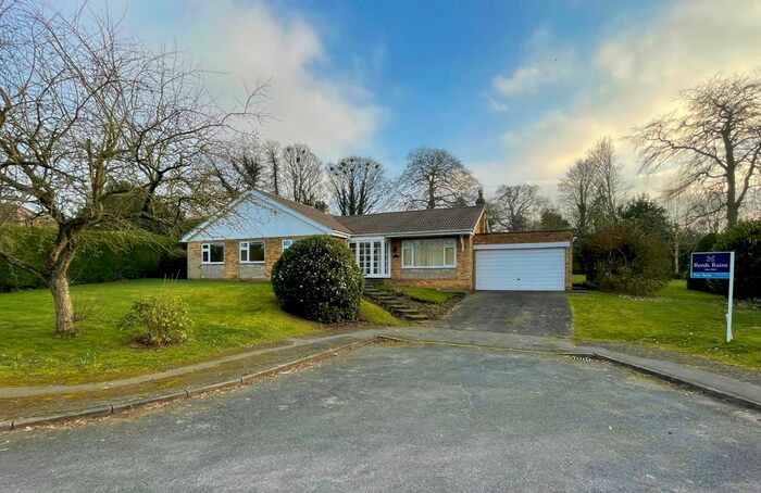4 Bedroom Bungalow For Sale In Beech Garth, Barrow-Upon-Humber, Lincolnshire, DN19