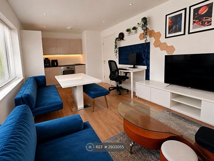 1 Bedroom Flat To Rent In River Court, Woking, GU21