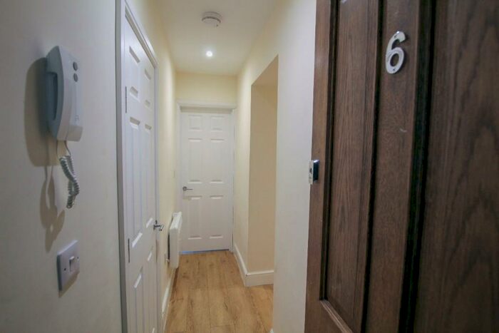 2 Bedroom Flat To Rent In Lord Lyon, Stockcross, RG20