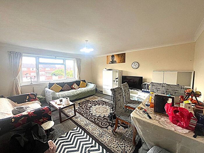 2 Bedroom Maisonette To Rent In Great South West Road, Hounslow, TW4