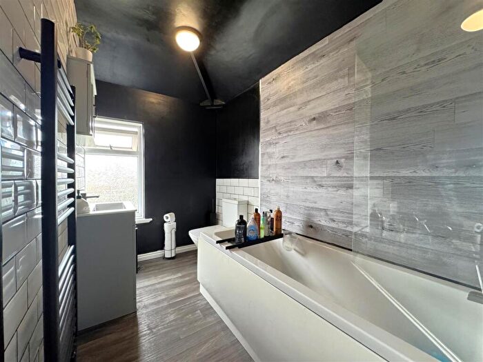 3 Bedroom Semi-Detached House For Sale In Shirecroft Road, Weymouth, DT4 - Photo 9