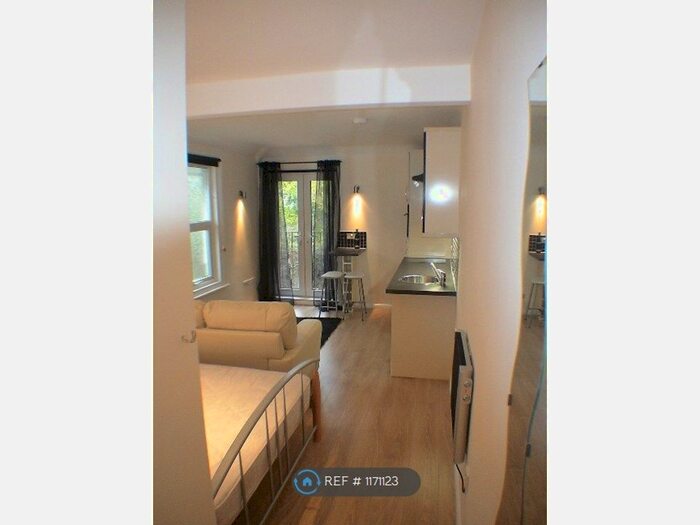 Studio To Rent In Langhorn Road, Southampton, SO16