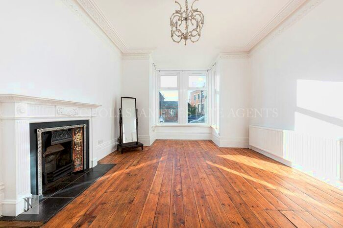 3 Bedroom Flat To Rent In Stonard Road, Palmers Green London, N13