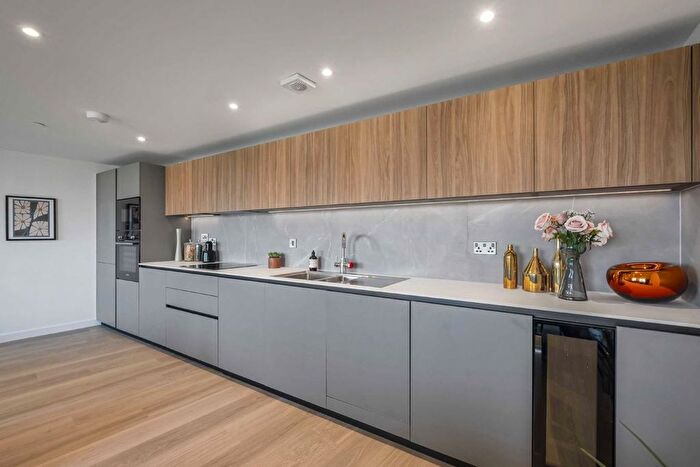 2 Bedroom Flat For Sale In Plough Road, Battersea, SW11