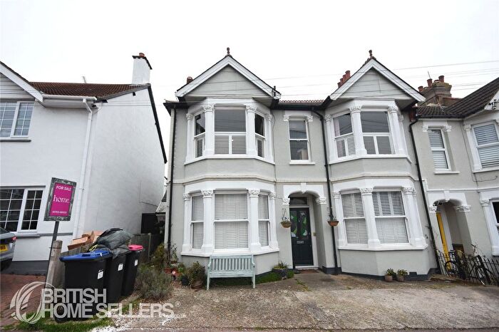 3 Bedroom Flat For Sale In Woodfield Road, Leigh-On-Sea, Essex, SS9