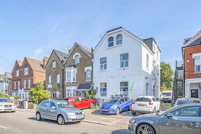 2 Bedroom Flat To Rent In Beaconsfield Road, Friern Barnet, London, N11