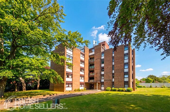 2 Bedroom Flat For Sale In Woodcote Road, Wallington, SM6