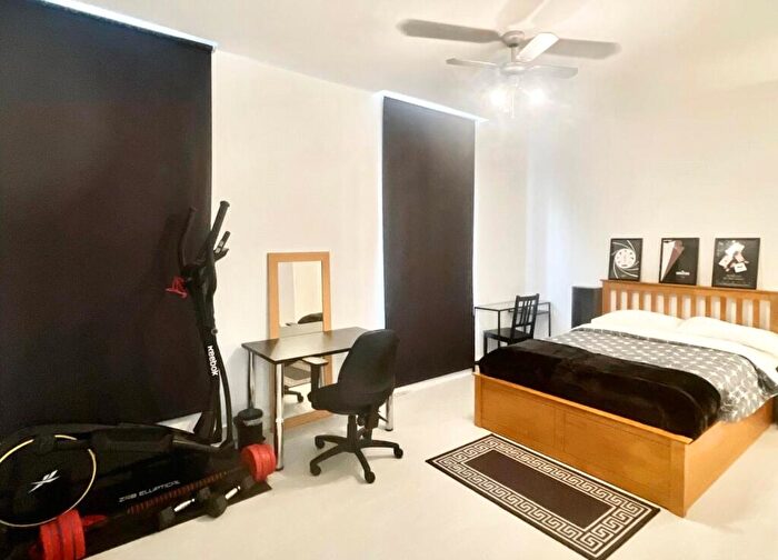 1 Bedroom Flat For Sale In Guildford Street, Chertsey, Surrey, KT16
