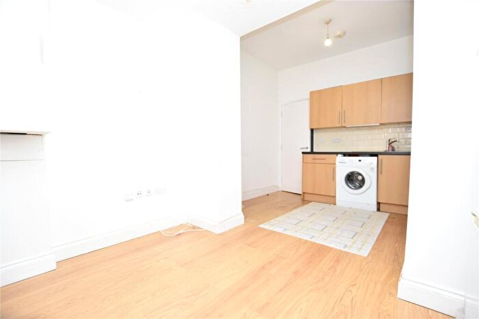 2 Bedroom Apartment To Rent In Penge Road, London, SE25