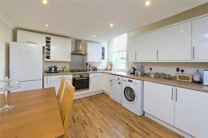 3 Bedroom Flat To Rent In Landor Road, London, SW9