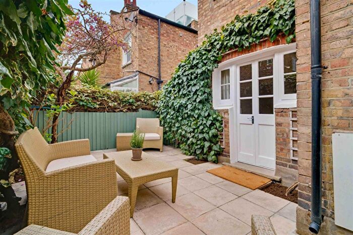 2 Bedroom Maisonette For Sale In Wardo Avenue, London, SW6