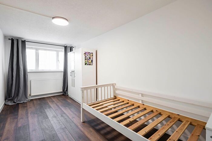 3 Bedroom Flat To Rent In Lower Fosters New Brent Street, London, NW4