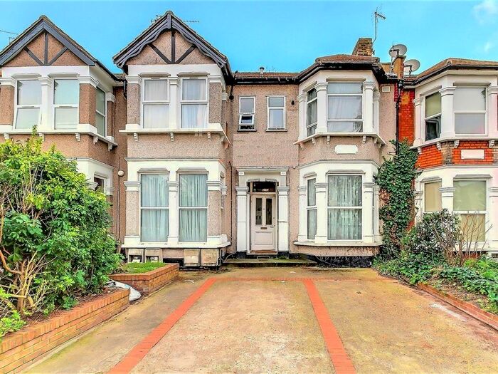 2 Bedroom Flat To Rent In De Vere Gardens, Ilford, IG1