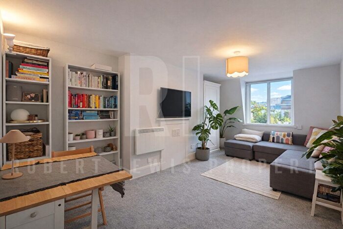 1 Bedroom Flat To Rent In Flat, Doughty Street, London, WC1N