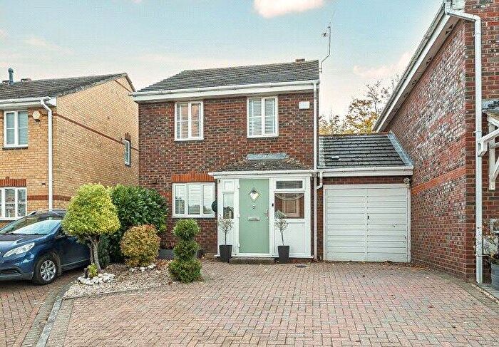3 Bedroom Link Detached House For Sale In Coopers Way, Houghton Regis, Dunstable, LU5