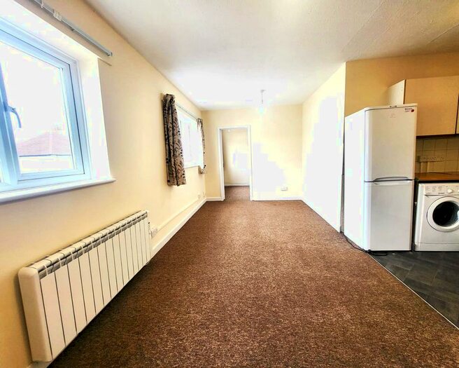 1 Bedroom Flat To Rent In Cromwell Road, Hayes, Greater London, UB3