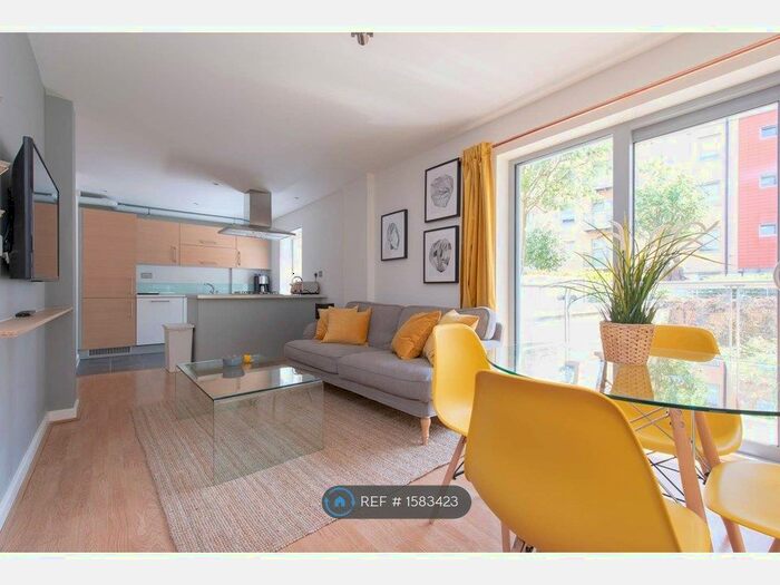2 Bedroom Flat To Rent In Queen Mary Avenue, London, E18