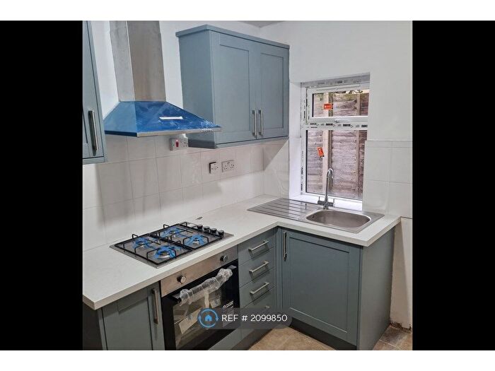 3 Bedroom Semi-Detached House To Rent In Milton Road, Slough, SL2