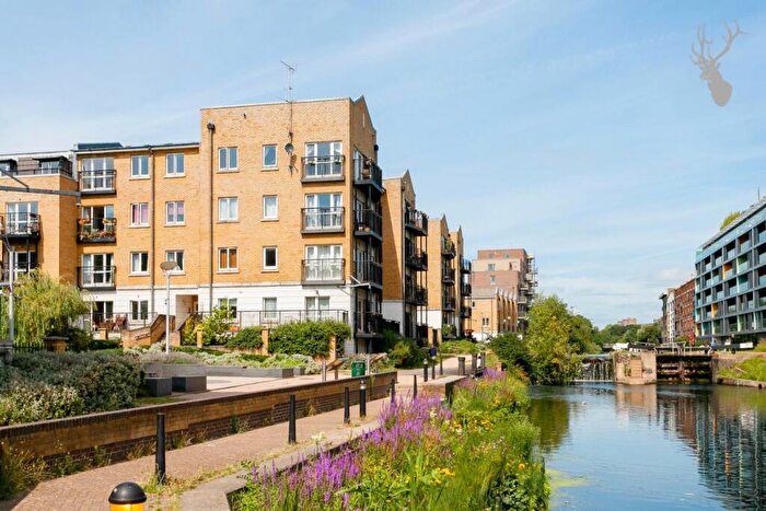 2 Bedroom Apartment To Rent In Candle Street, Regent's Canal, E1