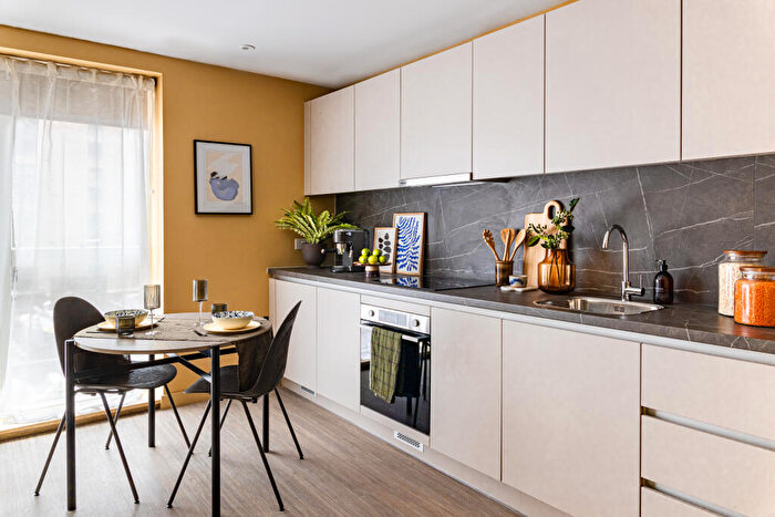 Apartment To Rent In Candleriggs, Trongate, Glasgow, G1