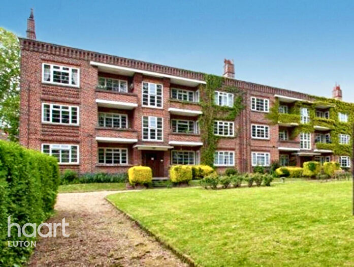 2 Bedroom Apartment For Sale In Bedford Gardens, Luton, LU3