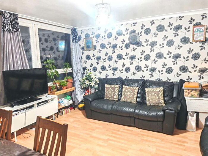 3 Bedroom Maisonette For Sale In Hanworth House, John Ruskin Street, SE5