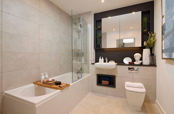 3 Bedroom Flat For Sale In Hendon Waterside, Hendon, NW9