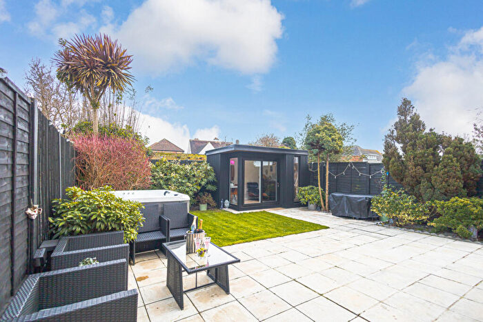 2 Bedroom Apartment For Sale In Ditton Court Road, Westcliff-on-sea, SS0