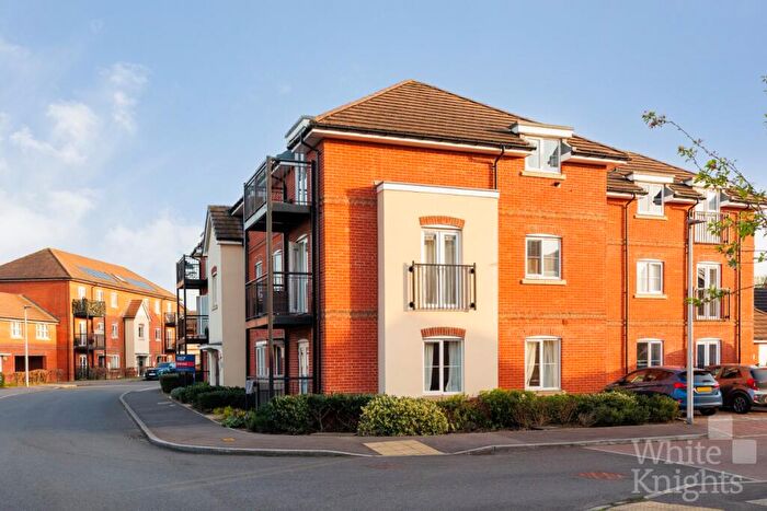 2 Bedroom Flat For Sale In Hayes Drive, Three Mile Cross, Reading, Berkshire, RG7