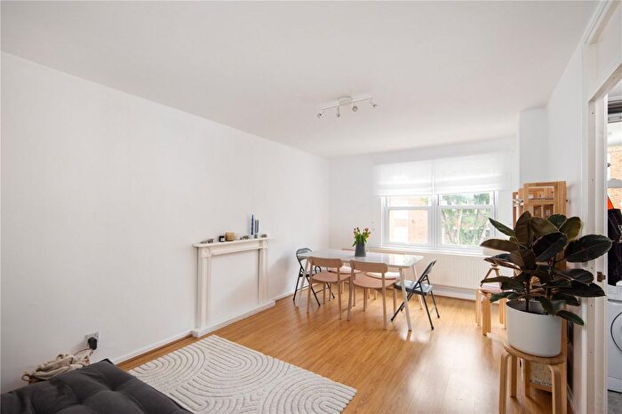 1 Bedroom Flat To Rent In Athlone Close, Lower Clapton, London, E5