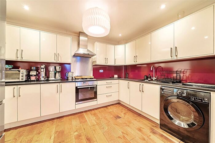 2 Bedroom Semi-Detached House For Sale In Aspen Mews, Penge, London, SE20