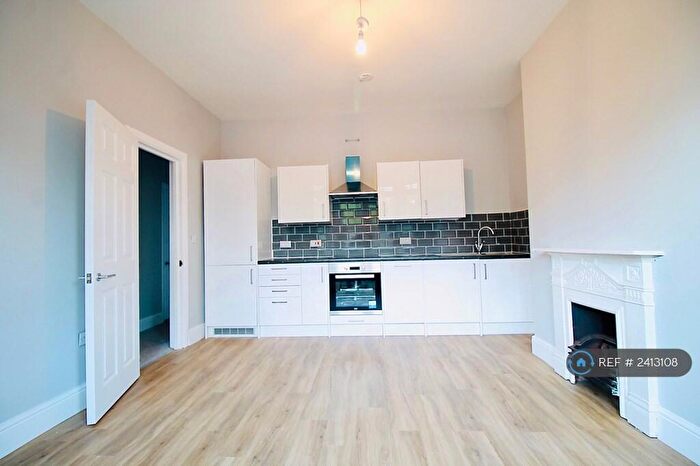 2 Bedroom Flat To Rent In Bath Hill, Keynsham, Bristol, BS31