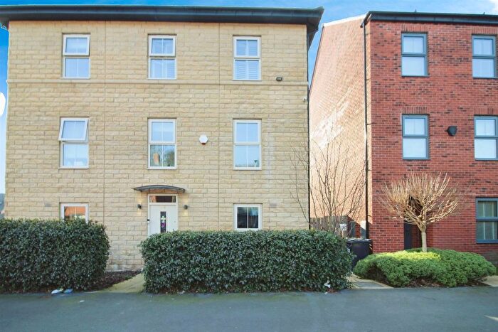 4 Bedroom Town House To Rent In Magnolia Road, Seacroft, Leeds, LS14