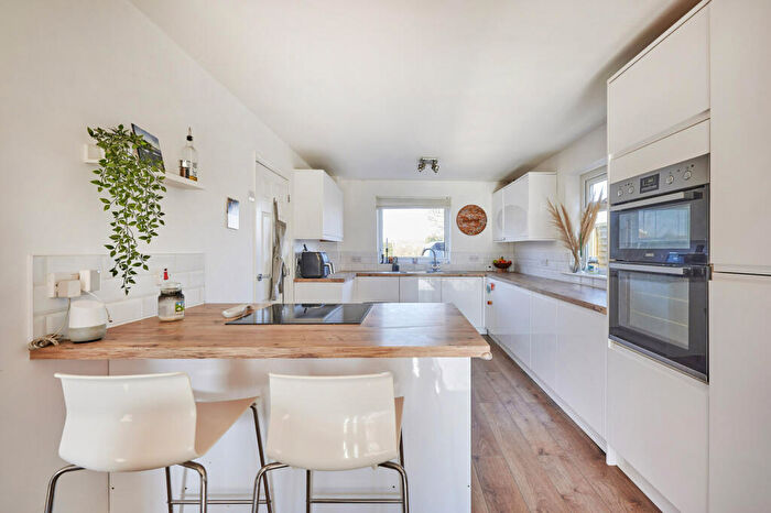 3 Bedroom Semi-Detached House For Sale In St. Andrews Close, Slip End, Luton, Bedfordshire, LU1
