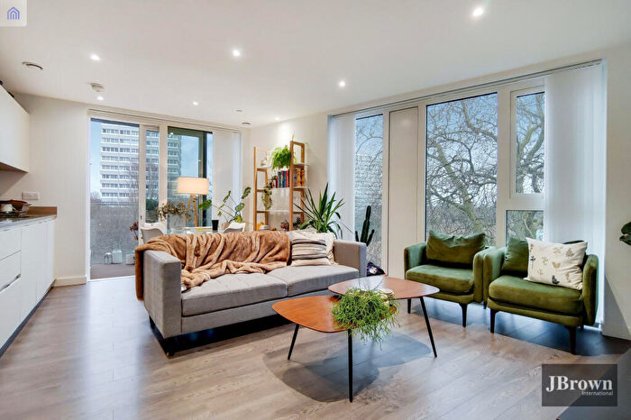 2 Bedroom Apartment To Rent In Newnton Close, London, N4