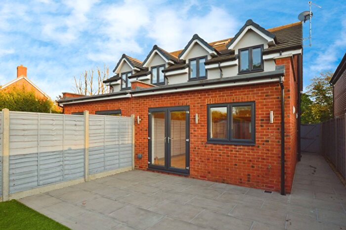 3 Bedroom Semi Detached House To Rent In Oaklands Lane, St Albans, AL4