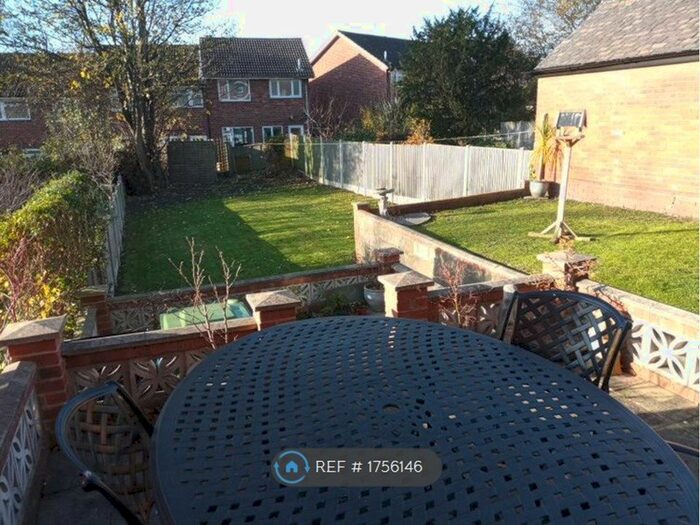 3 Bedroom Semi-Detached House To Rent In Oakwood Lane, Leeds, LS8