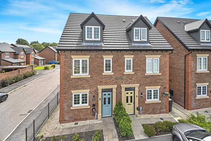 3 Bedroom Semi-Detached House For Sale In Watergate Close, Westhoughton, Bolton, Lancashire, BL5