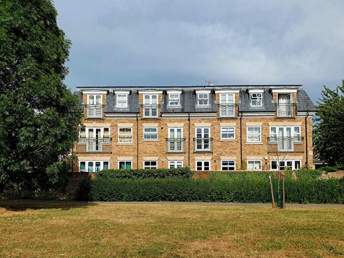 2 Bedroom Apartment For Sale In Frobisher Mews, Enfield, EN2