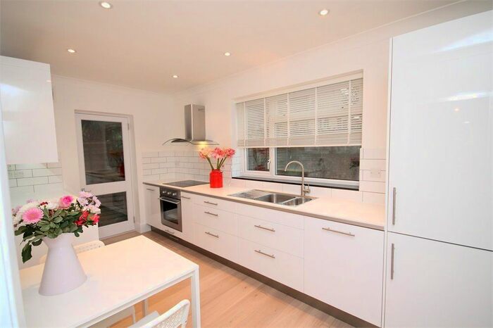 2 Bedroom Flat To Rent In Belton Road, London, NW2