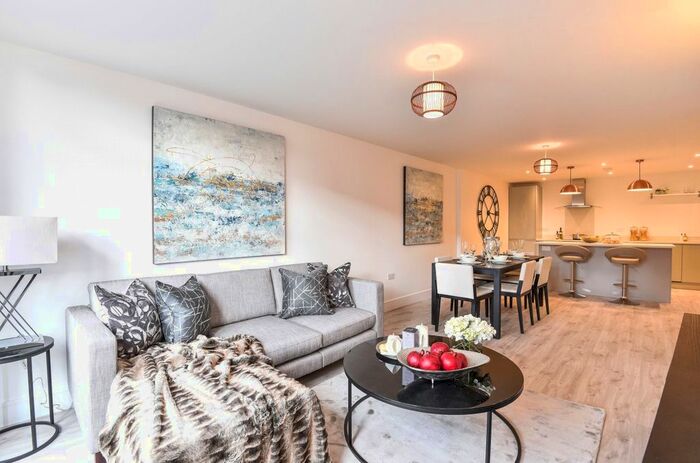 2 Bedroom Flat To Rent In The Barbican, East Street, Farnham, GU9