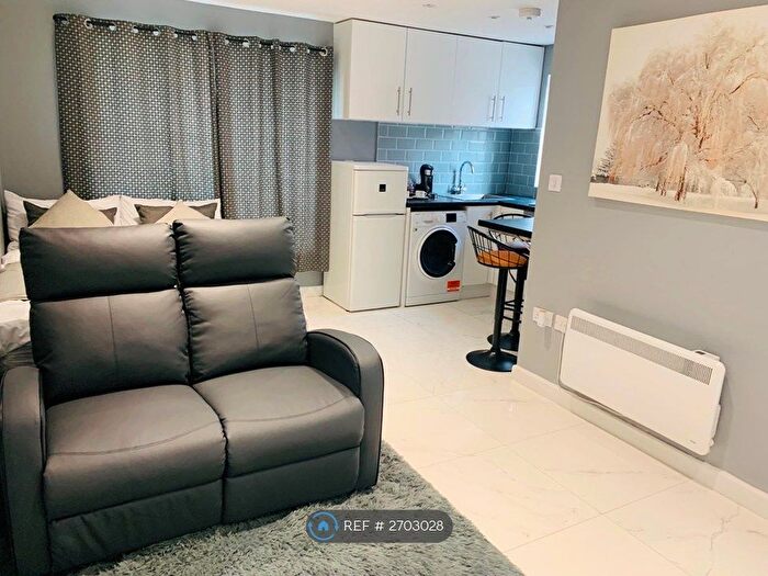 Studio To Rent In Hindhead Close, Uxbridge, UB8