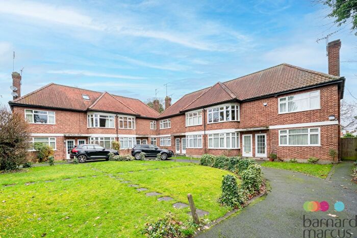 2 Bedroom Maisonette For Sale In Torrington Close, London, N12